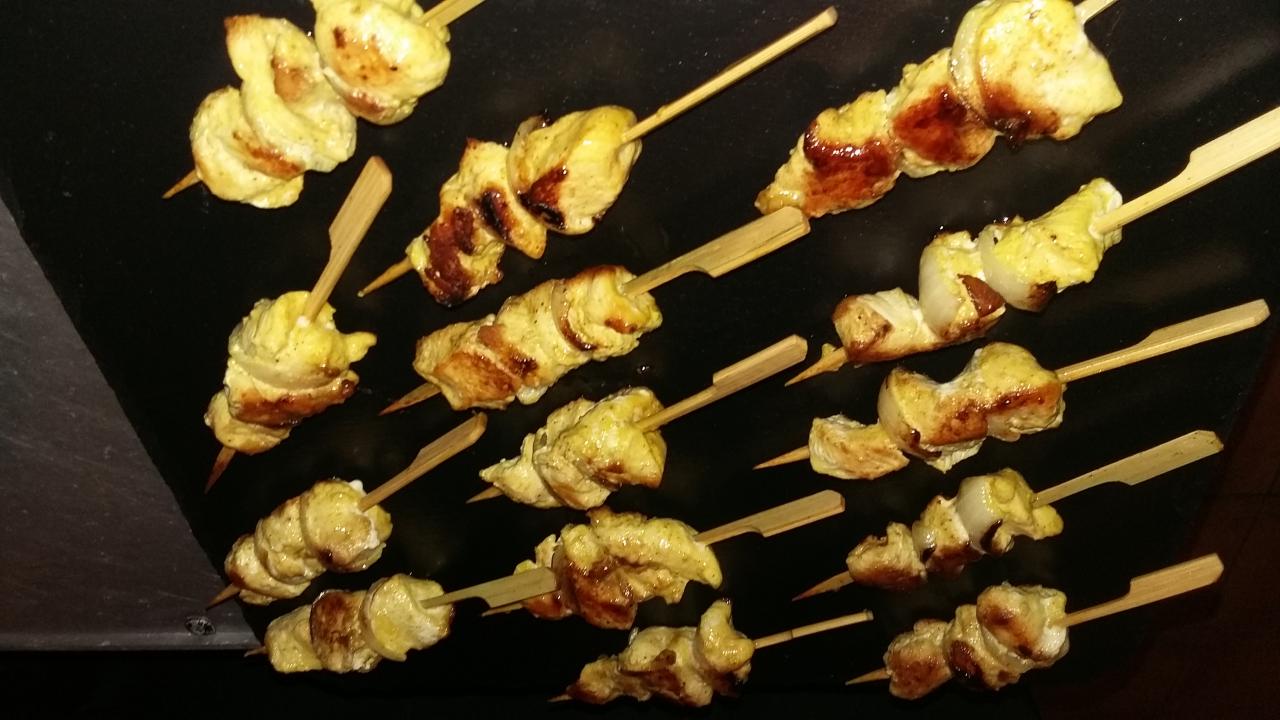 Brochettes de poulet/épices colombo, grillées au moment